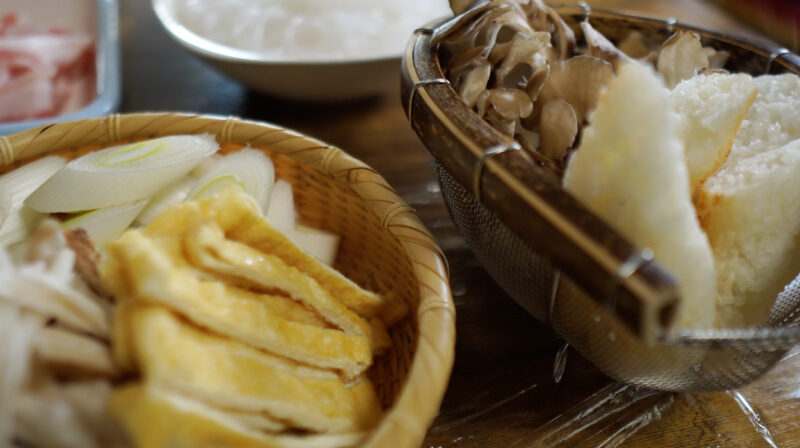 きりたんぽ鍋の材料のきりたんぽ、舞茸、薄揚げ、白ネギの写真